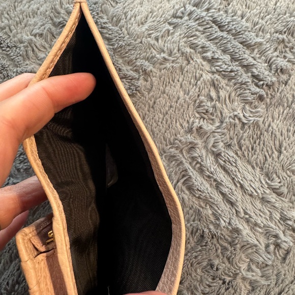 Gucci Women’s Double G Calf Leather Wallet in a Blush Pink! - Picture 12 of 15